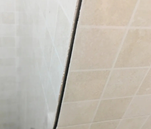 柳河瓷砖空鼓维修公司分享阳台瓷砖脱落的修复过程可以分为以下几个步骤