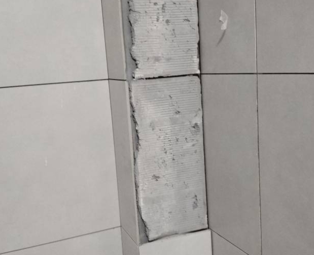 柳河瓷砖空鼓维修公司分享下瓷砖施工前基层浇水润湿程度不足，可能导致以下问题